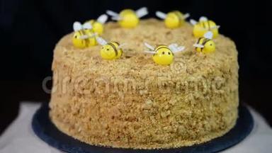 美丽的蜂蜜<strong>蛋糕</strong>用奶油蜜蜂装饰。 很漂亮的蜂蜜<strong>蛋糕</strong>。 <strong>蛋糕</strong>上美丽的蜜蜂，特写..